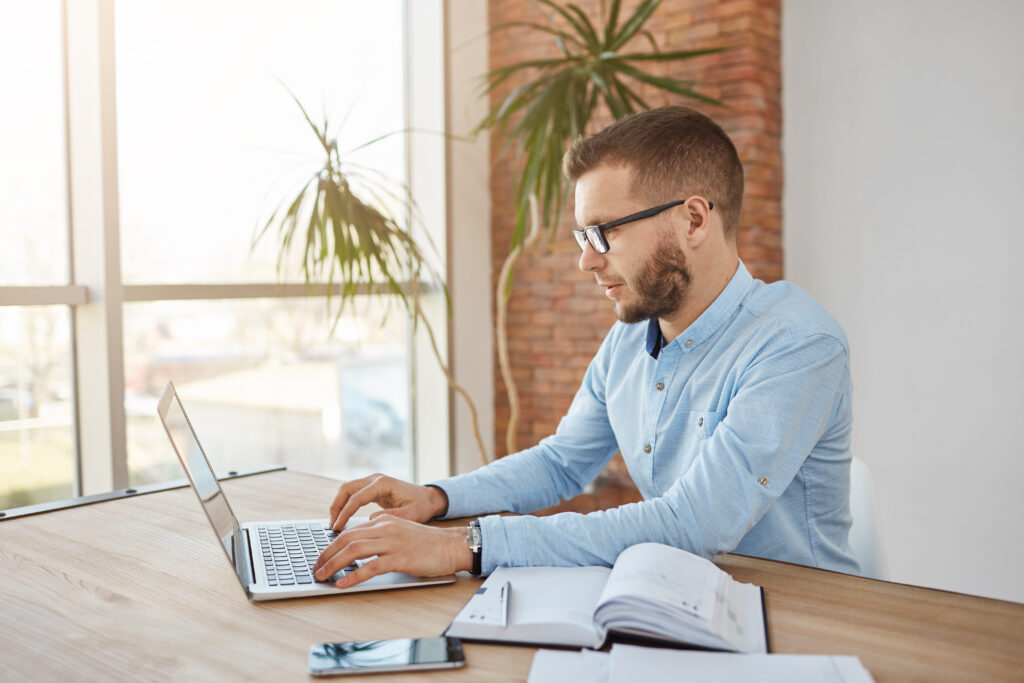 Freelance expert en stratégie digitale - Plaxes